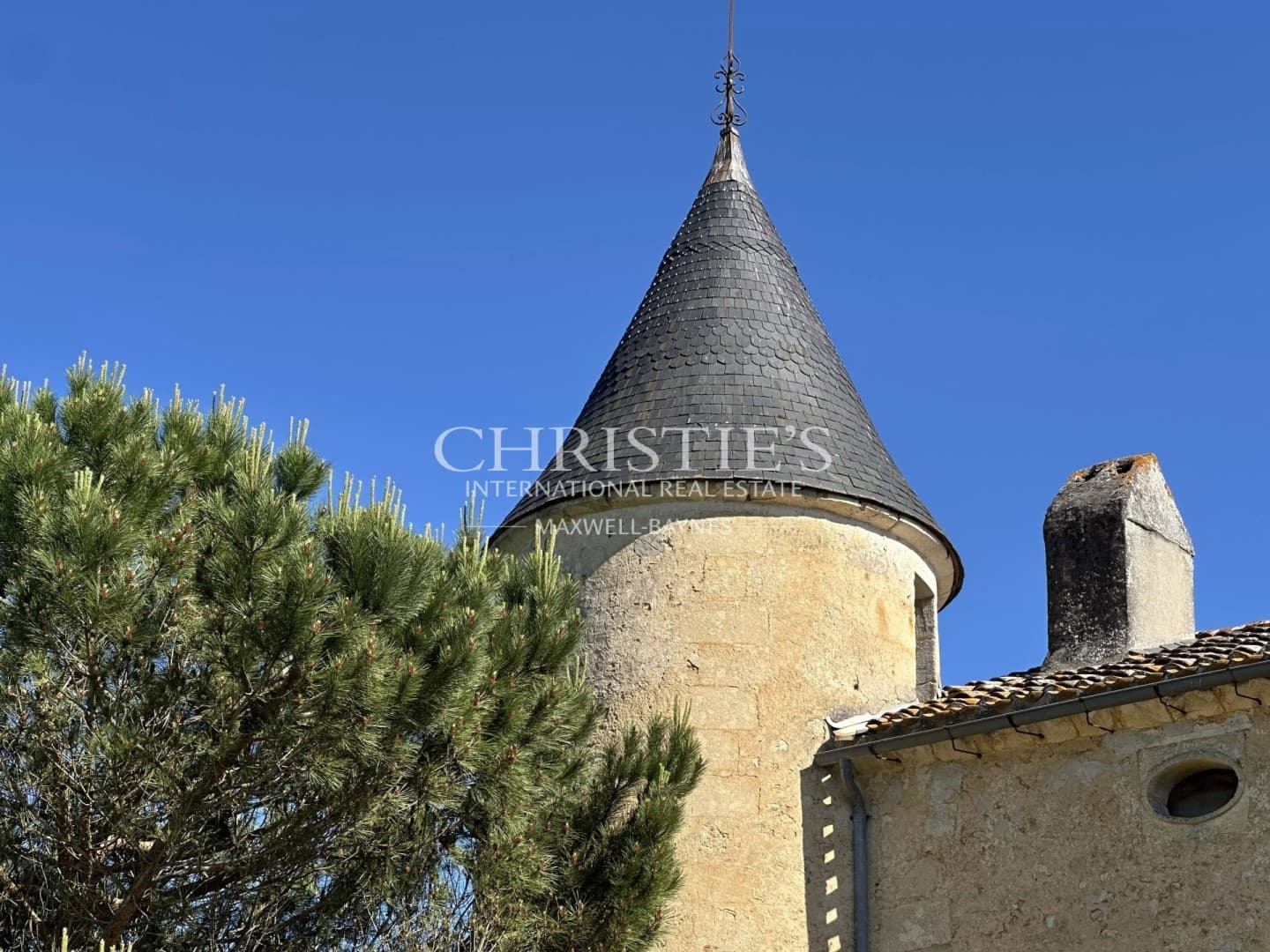 Historic 15th Century Château With Panoramic Views Near Bordeaux 3