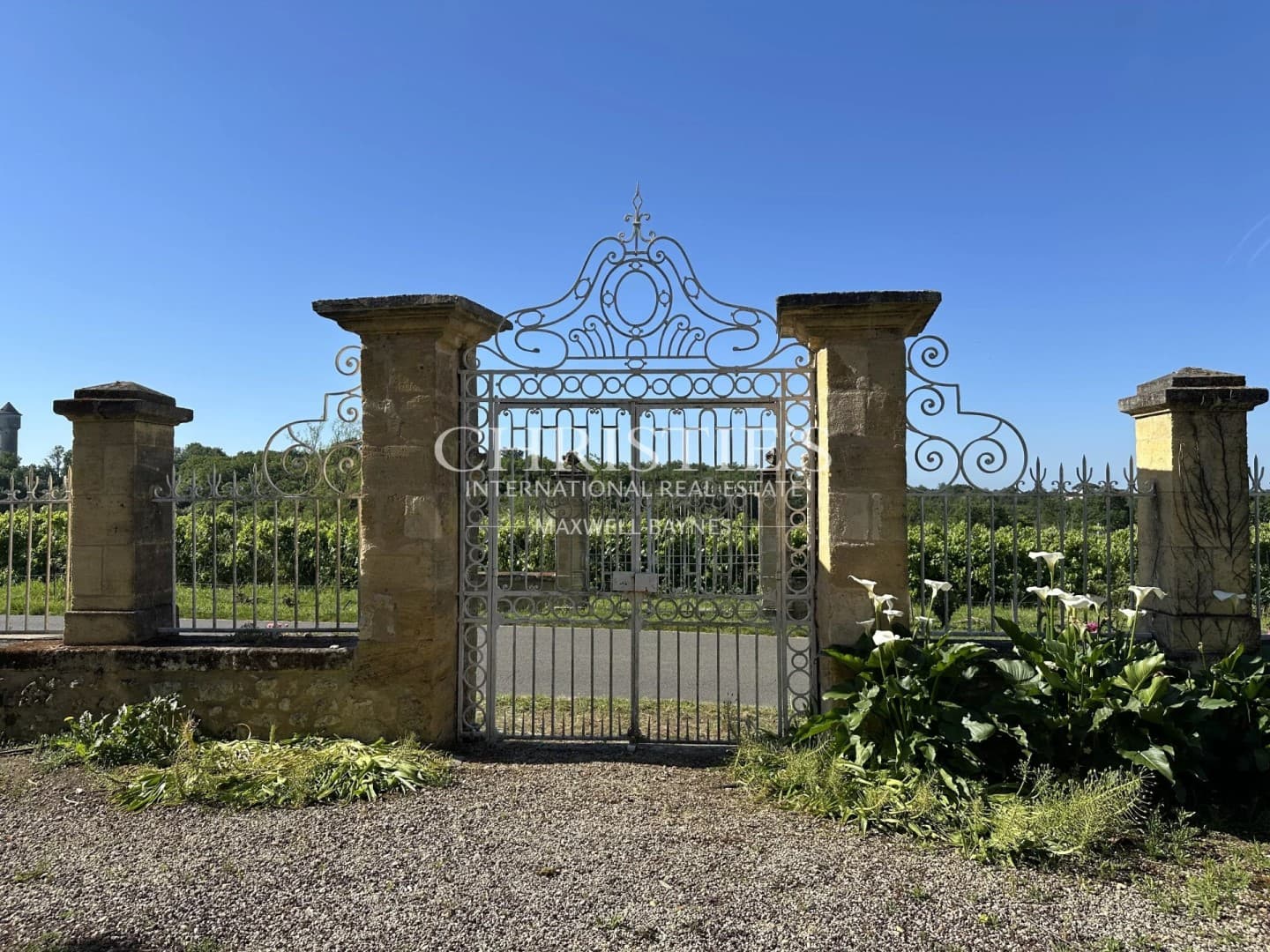 Historic 15th Century Château With Panoramic Views Near Bordeaux 4