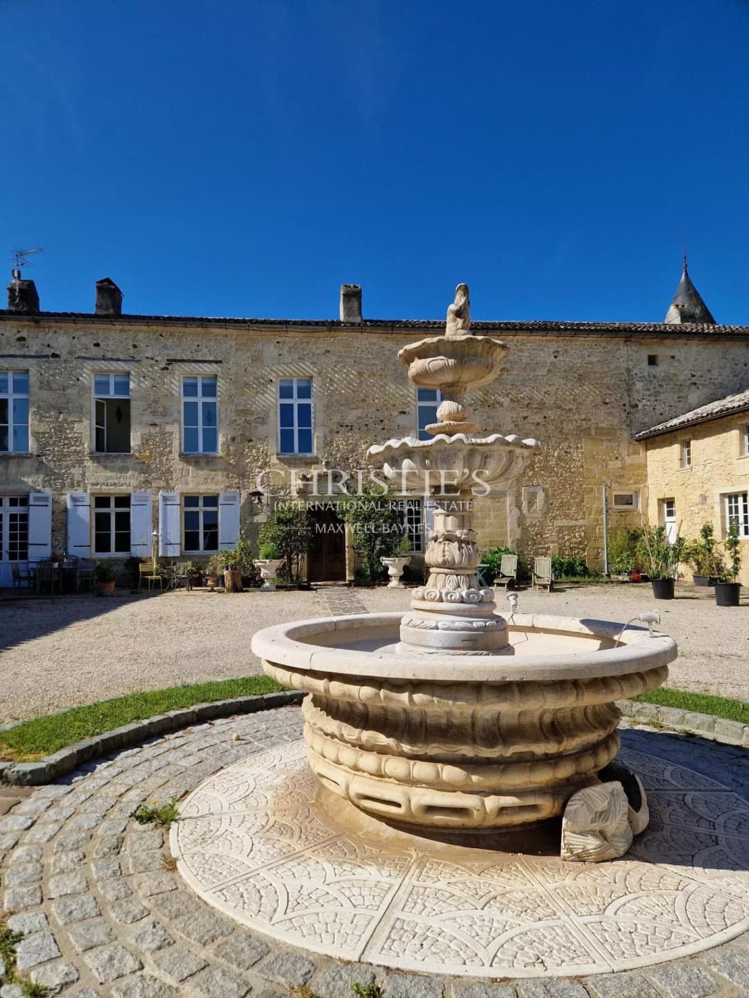 Historic 15th Century Château With Panoramic Views Near Bordeaux 5