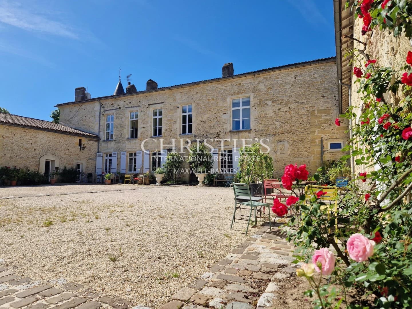 Historic 15th Century Château With Panoramic Views Near Bordeaux 4