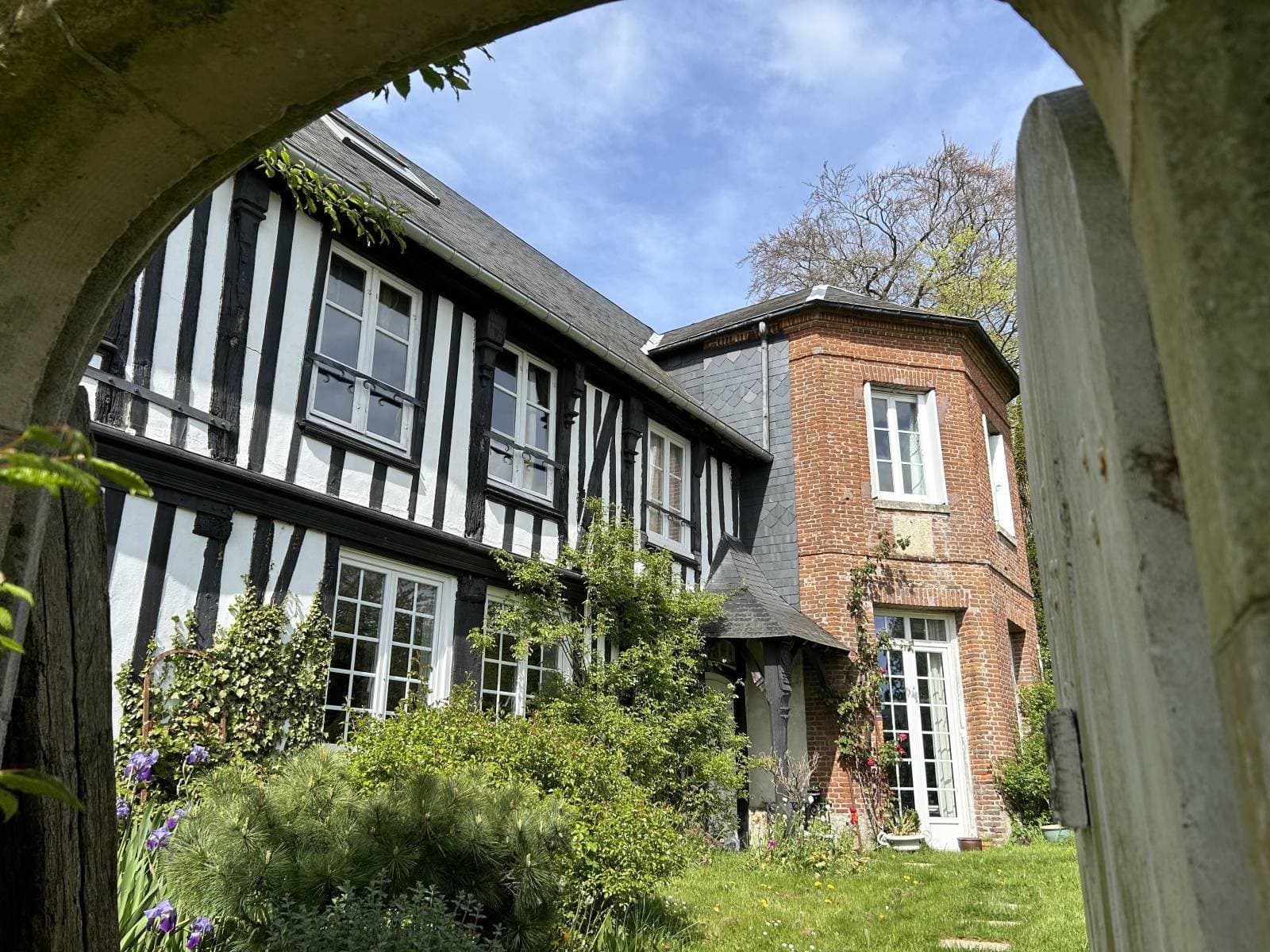 Charming Priory With Garden And Views Near The Beaches Of Normandy 5