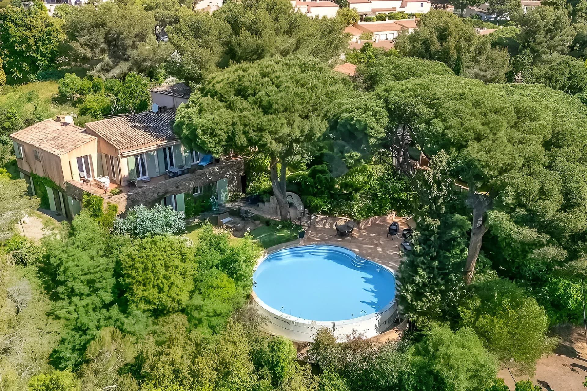 Charming Provençal Property With Infinity Pool And Guest Accommodations 2
