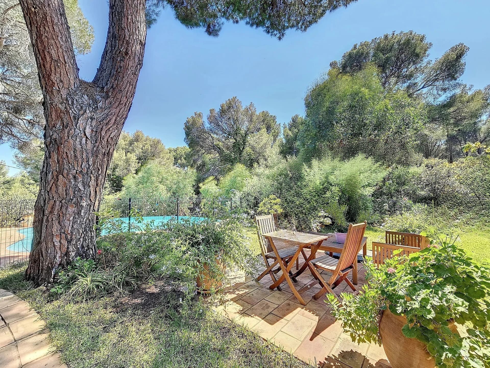 Charming Provençal Property With Infinity Pool And Guest Accommodations 3