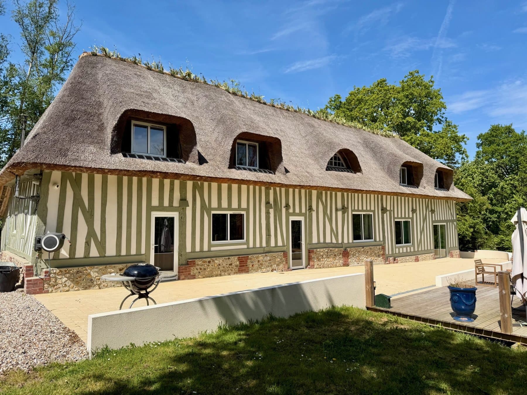 Charming Wine Press With Cathedral Ceiling And Four Bedrooms 3