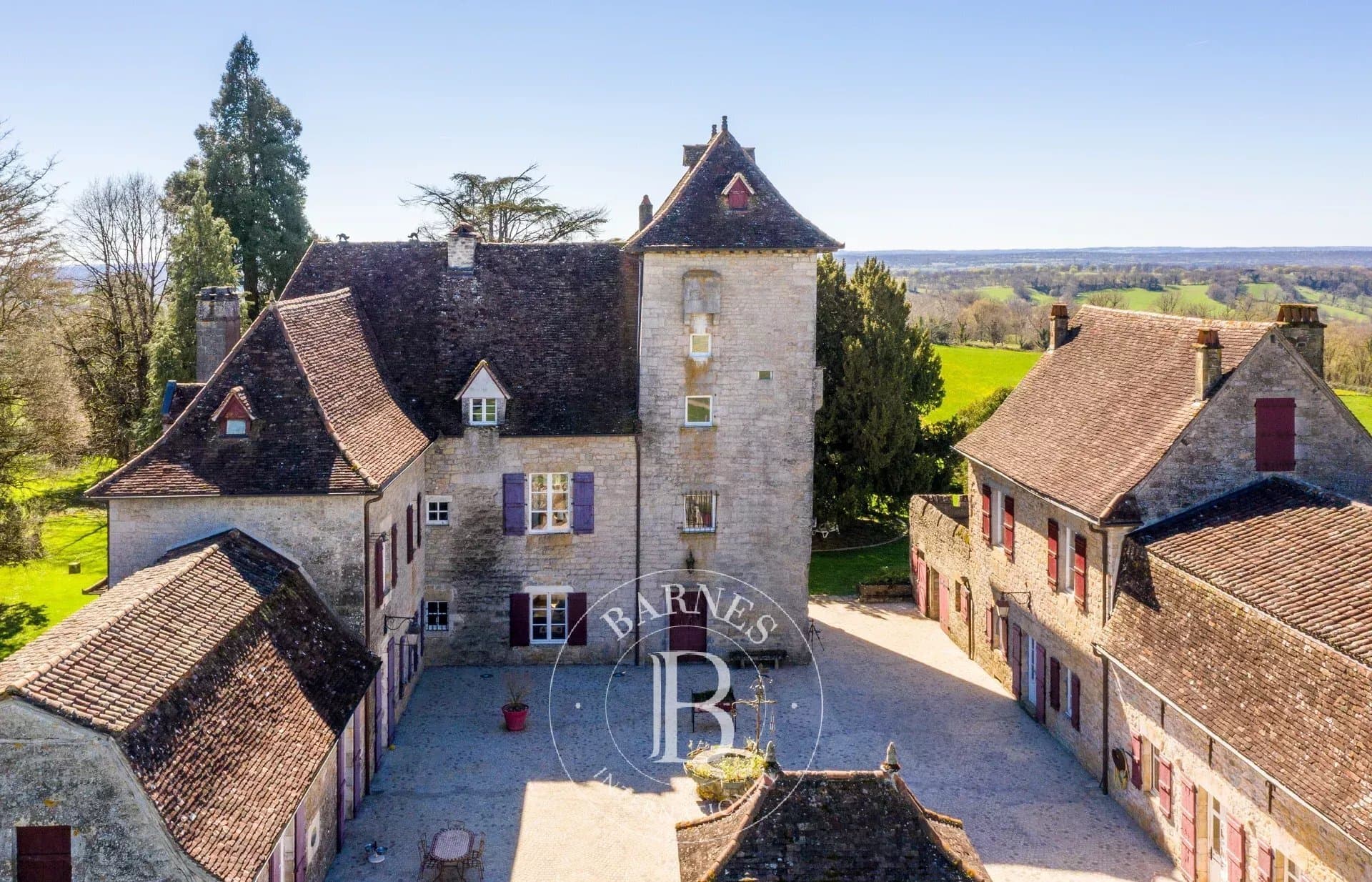 Elegant 17th Century Château With Heated Pool And Landscaped Park 3