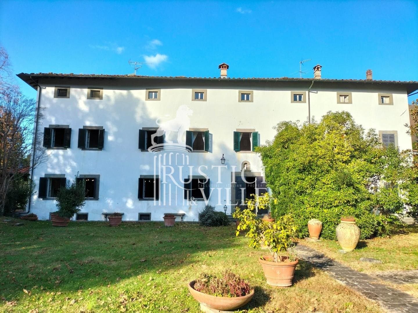 Majestic Villa With Panoramic Views And Swimming Pool — Villa for sale in Italy
