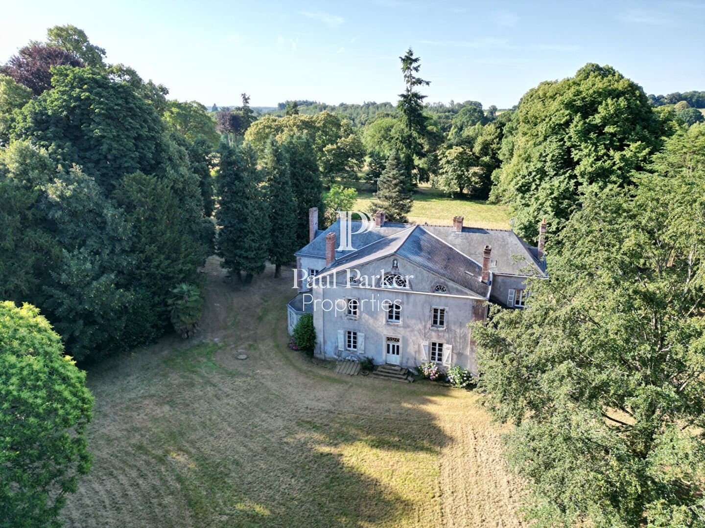 Elegant 17th Century Château With Extensive Grounds And Two Independent Houses — Château for sale in Ploërmel, France