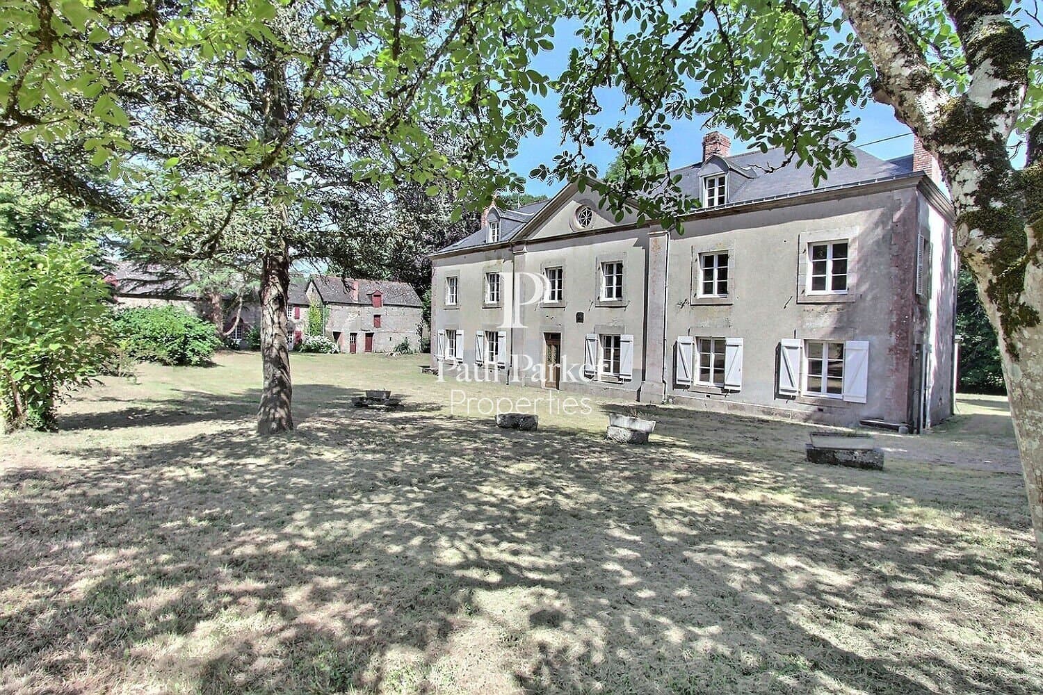 Elegant 17th Century Château With Extensive Grounds And Two Independent Houses 2
