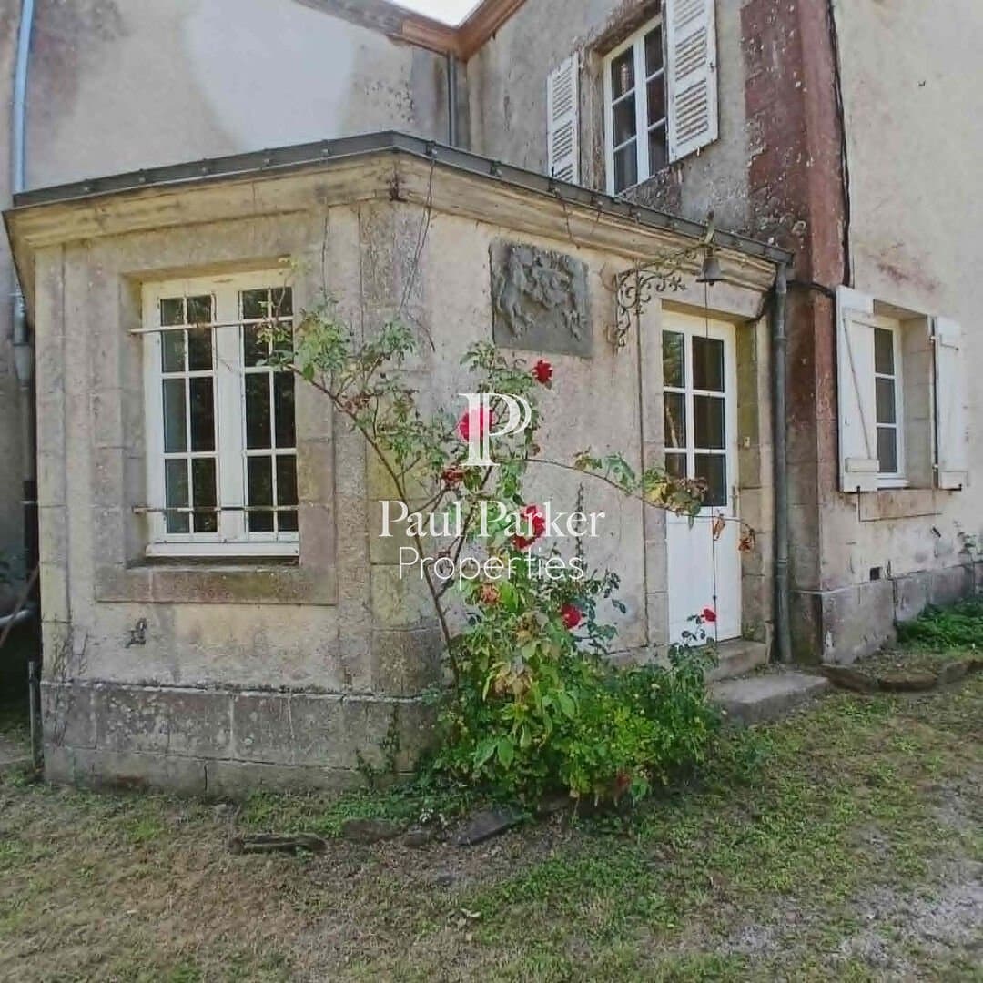 Elegant 17th Century Château With Extensive Grounds And Two Independent Houses 3