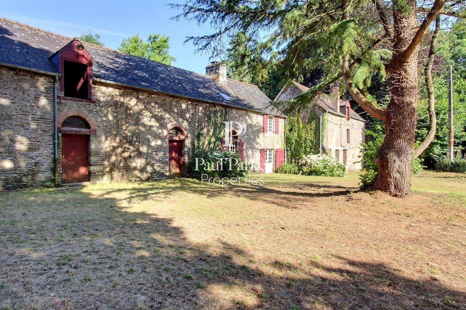 Elegant 17th Century Château With Extensive Grounds And Two Independent Houses 4