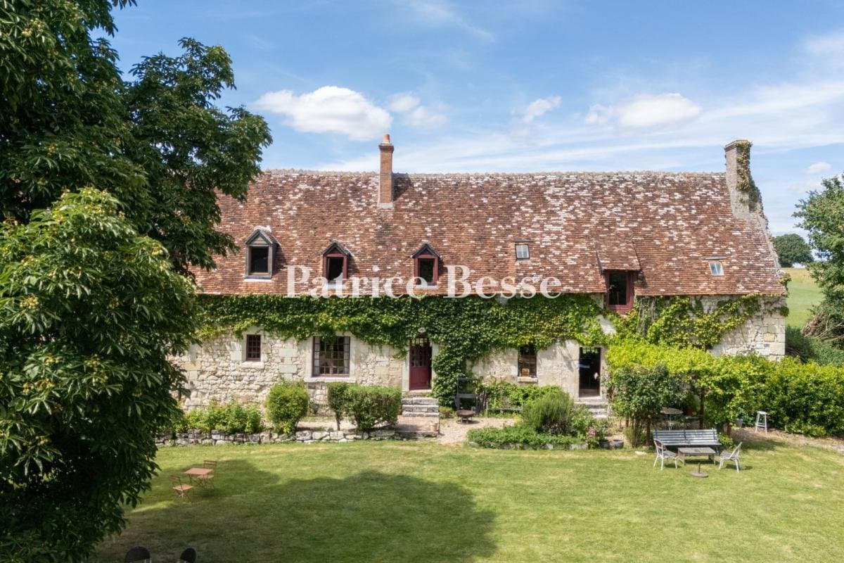 Renaissance Château Ruins With Reception Venue And Comfortable Longhouse — Château for sale in Hauts-de-France, France