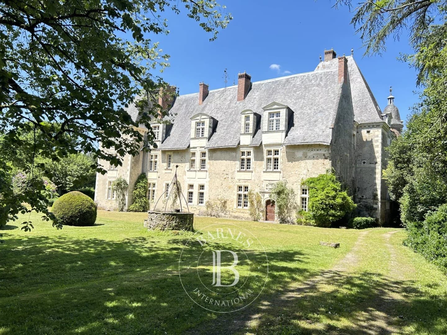 Historic Château with 12 Bedrooms and Expansive Grounds 2