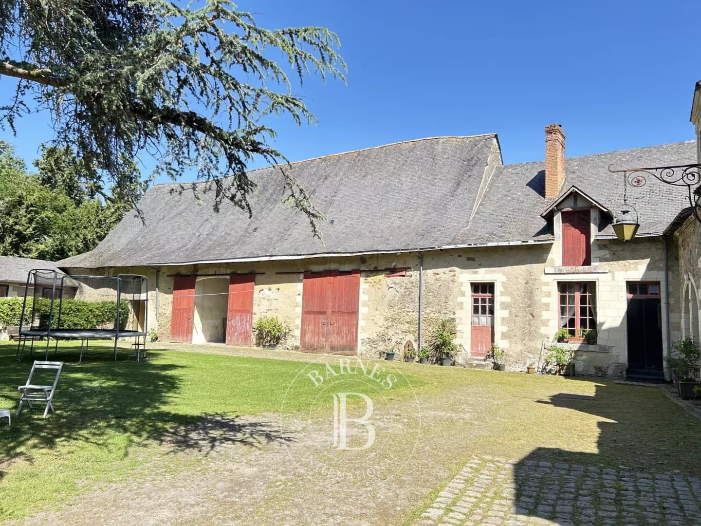 Historic Château with 12 Bedrooms and Expansive Grounds 3