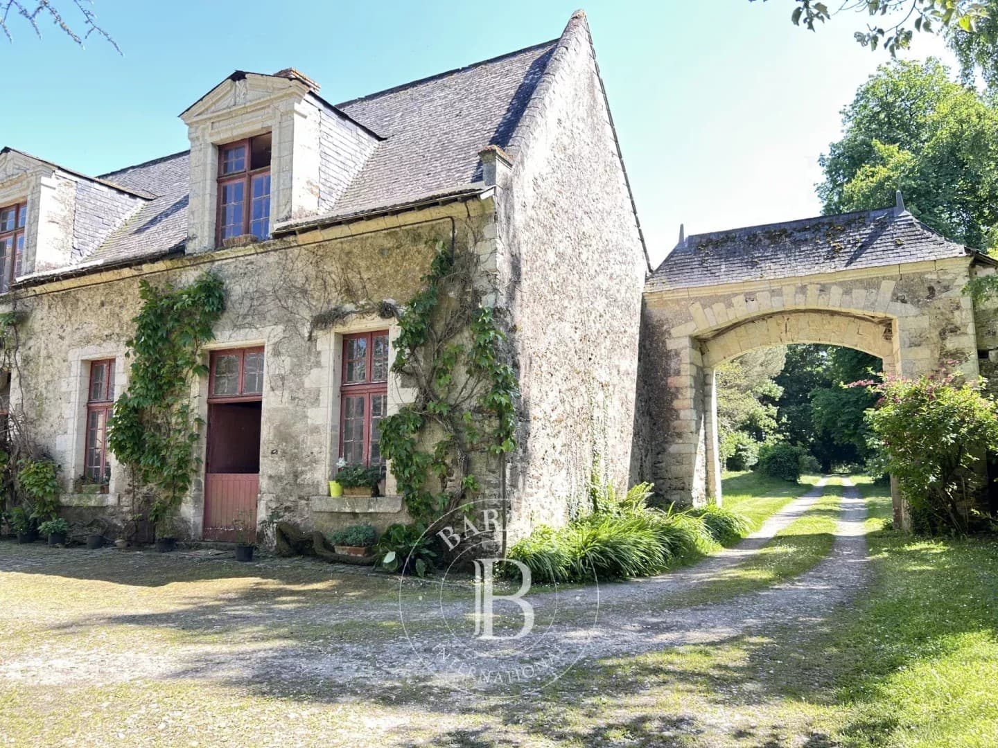 Historic Château with 12 Bedrooms and Expansive Grounds 4