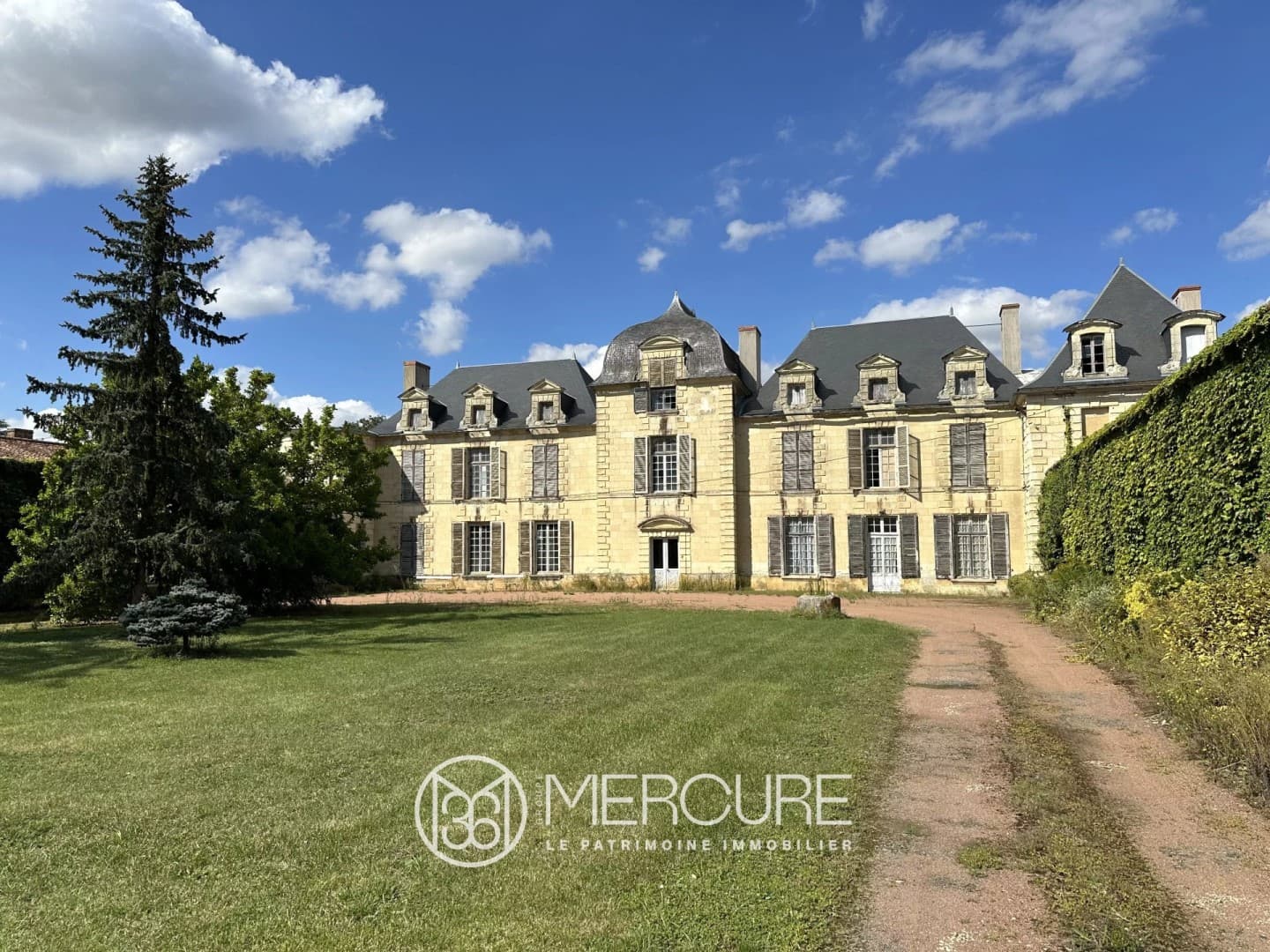 Late Renaissance Château With Extensive Grounds And Authentic Features — Château for sale in Maine-et-Loire, France