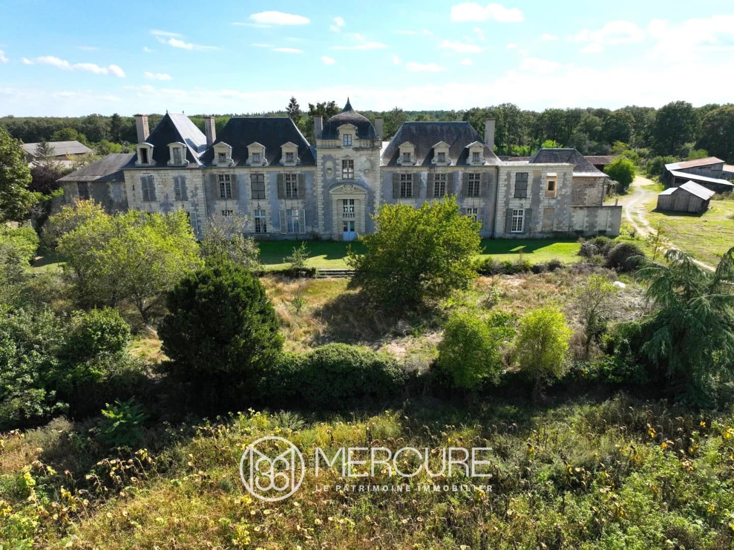 Late Renaissance Château With Extensive Grounds And Authentic Features 2