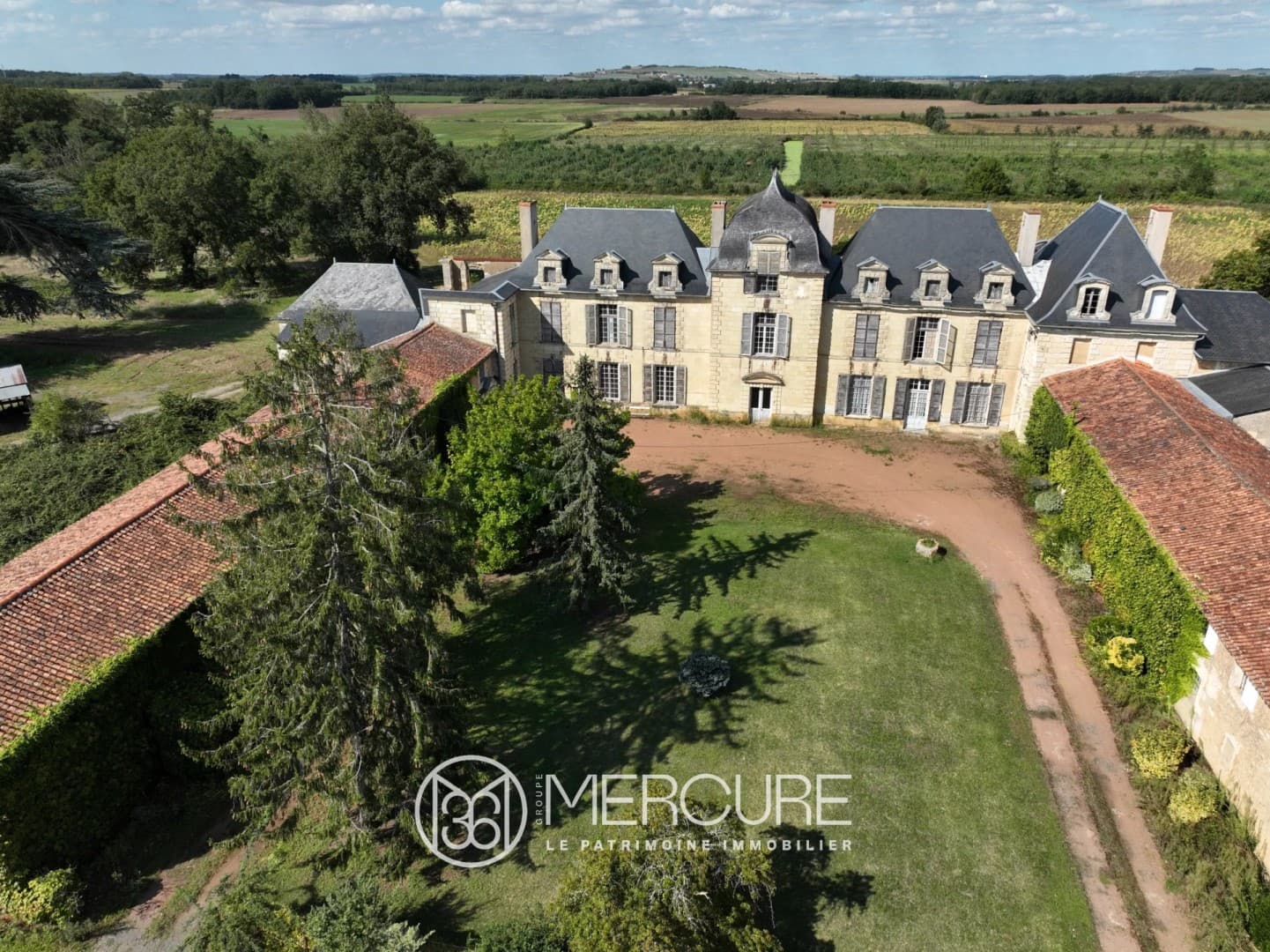 Late Renaissance Château With Extensive Grounds And Authentic Features 4