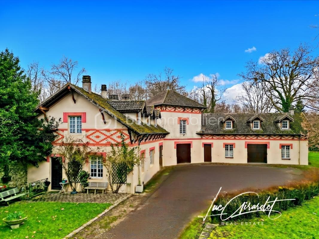 Spacious 19th Century Castle With 12 Bedrooms 4