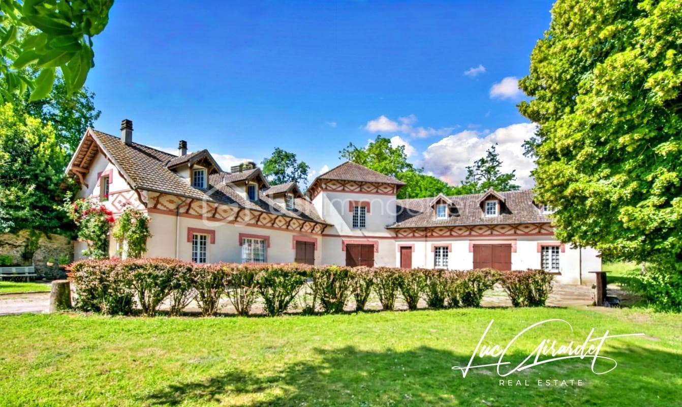 Spacious 19th Century Castle With 12 Bedrooms 5