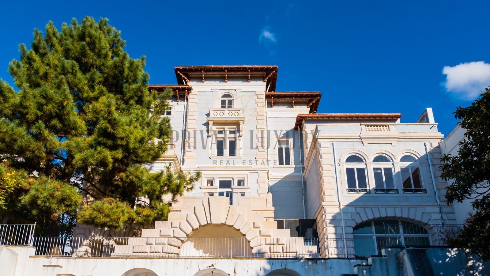 Elegant 19th/20th Century Palace With Garden And Pool — Palace for sale in Lisbon, Portugal