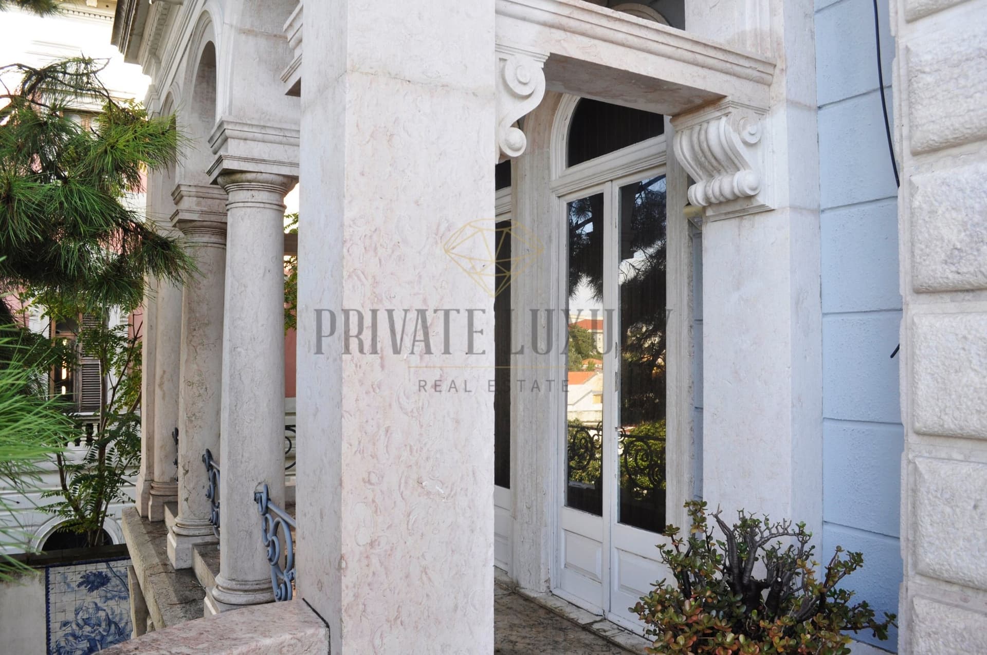 Elegant 19th/20th Century Palace With Garden And Pool 5