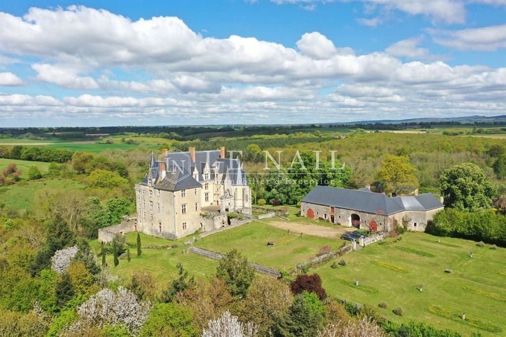 Historic Château With Extensive Grounds And Equestrian Facilities 2