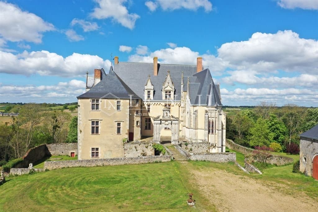 Historic Château With Extensive Grounds And Equestrian Facilities 3