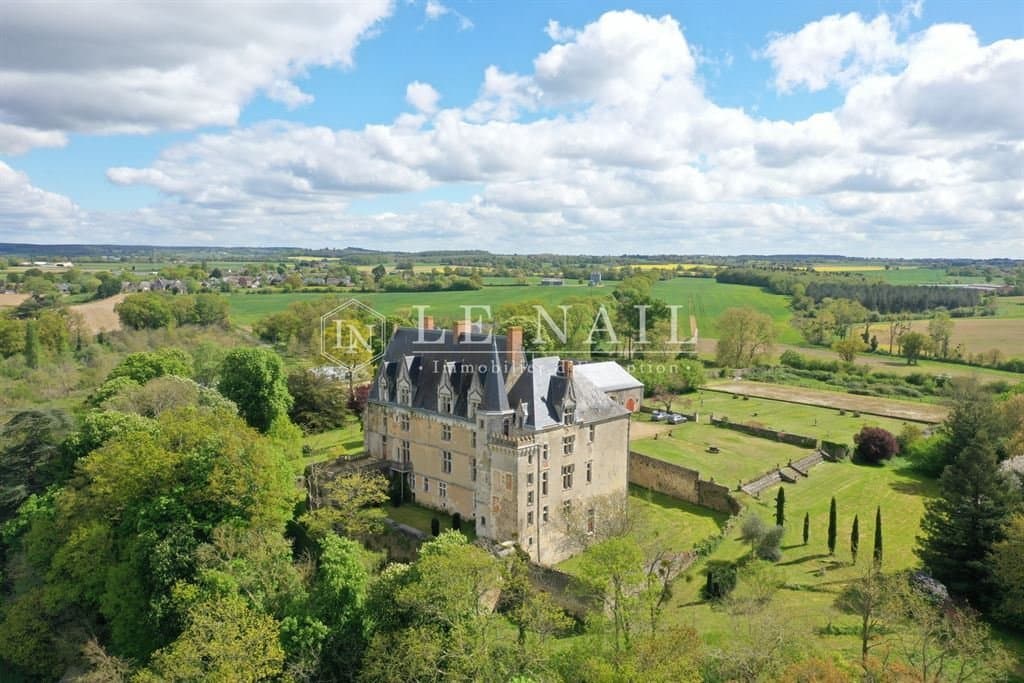Historic Château With Extensive Grounds And Equestrian Facilities 4