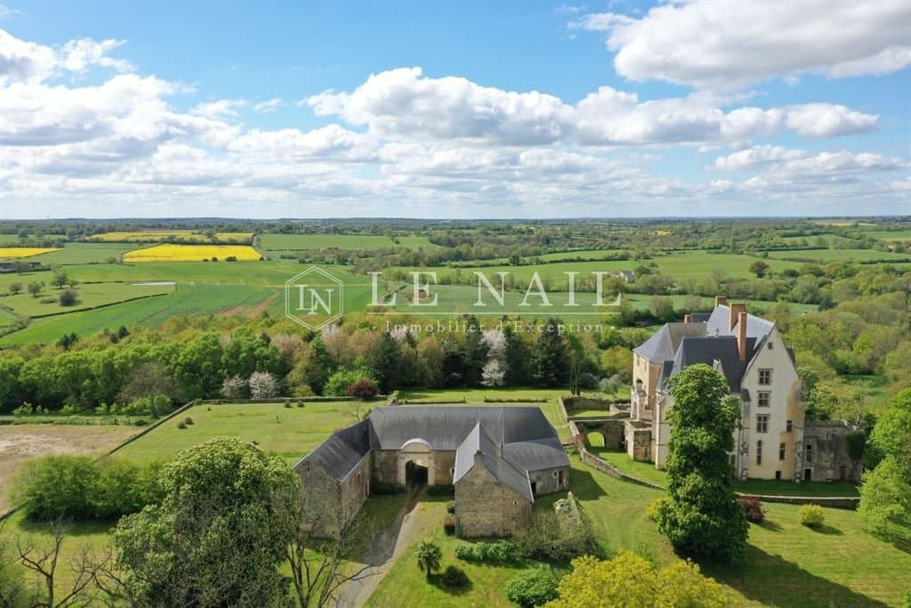 Historic Château With Extensive Grounds And Equestrian Facilities 5