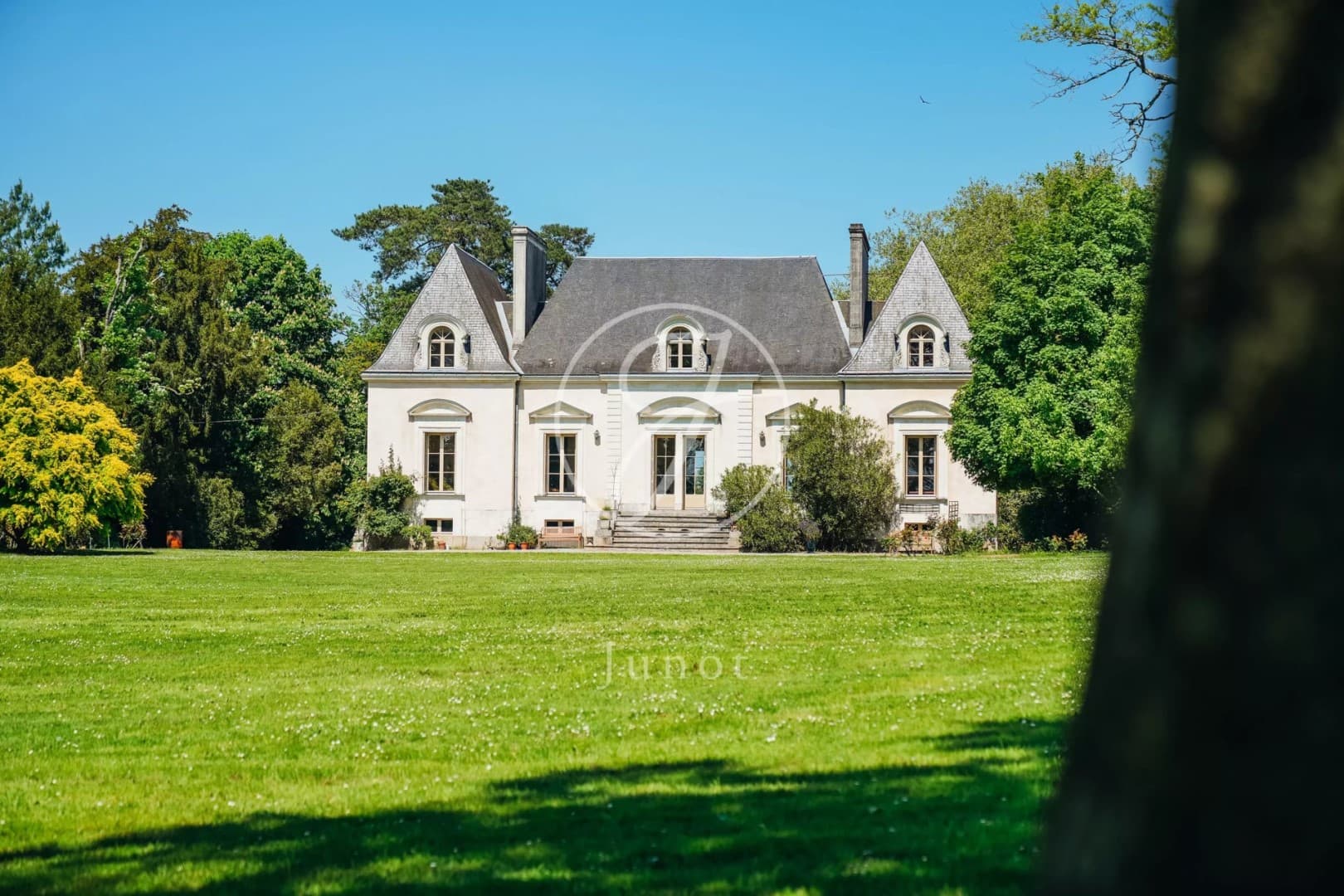 Neo-Classical Château with Landscaped Park and Historic Outbuildings — Château for sale in Pays de la Loire, France