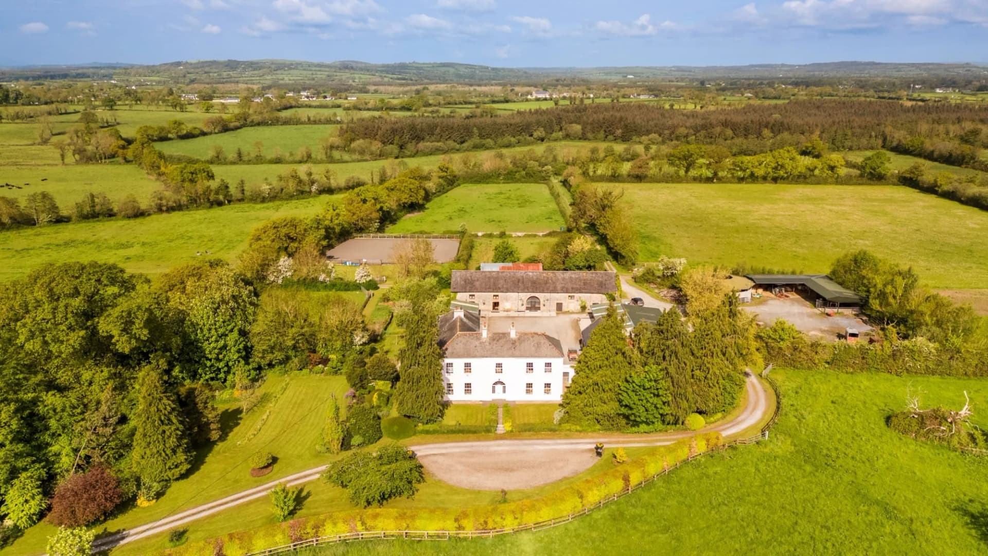 Charming Georgian Residence with Equestrian Facilities in Tipperary 2