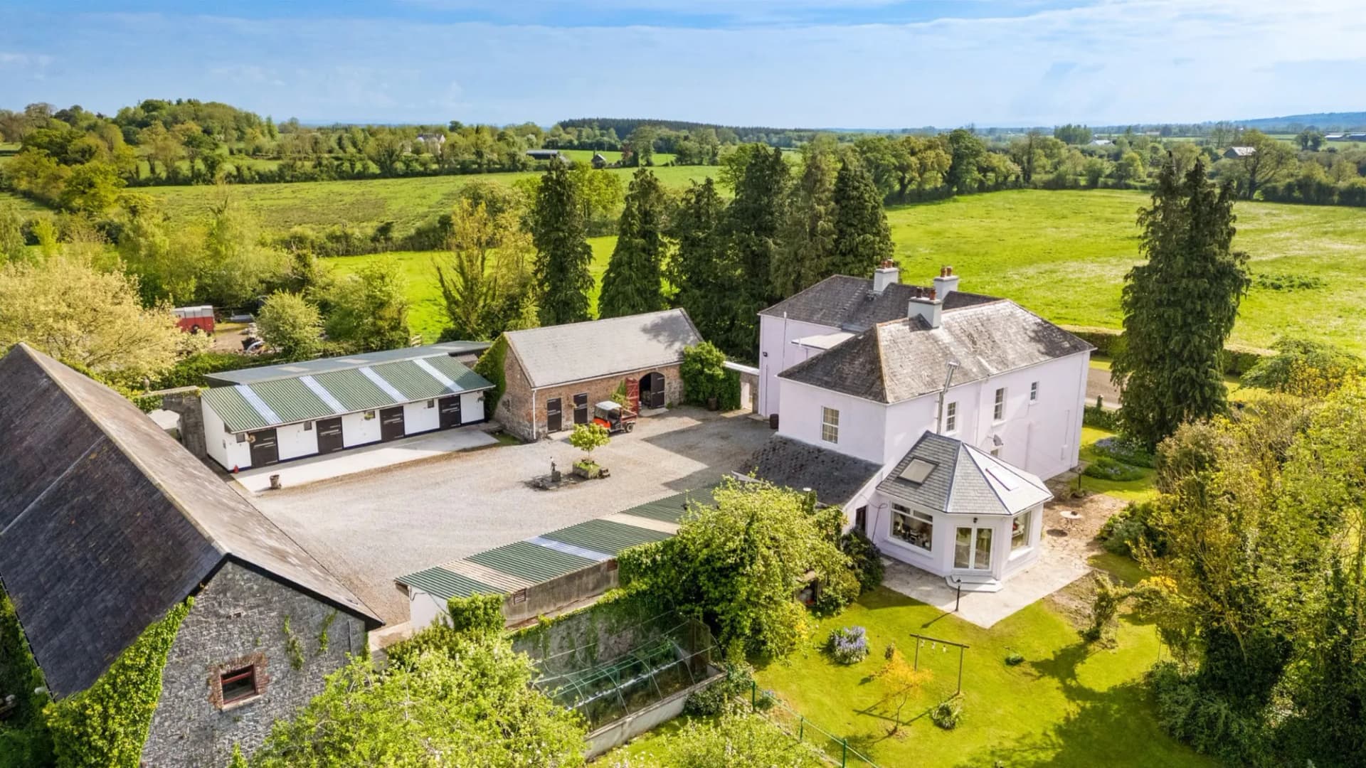 Charming Georgian Residence with Equestrian Facilities in Tipperary 3