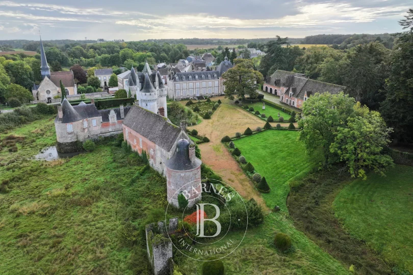 Historic Château With Extensive Estate And Renovation Potential 4