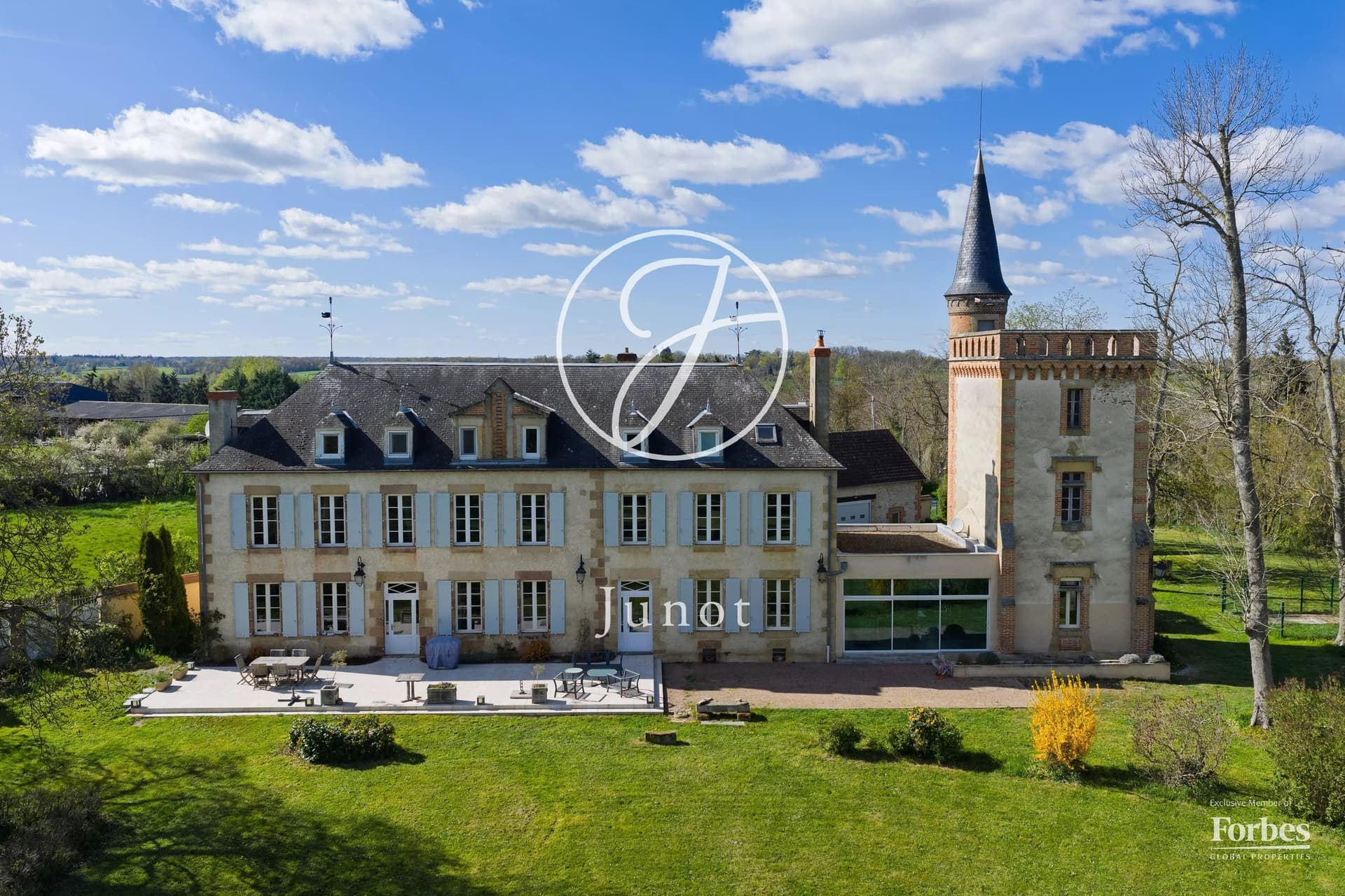 Authentic 1806 Gentlemen's House With Pool And Glazed Winter Garden — in Auvergne, France