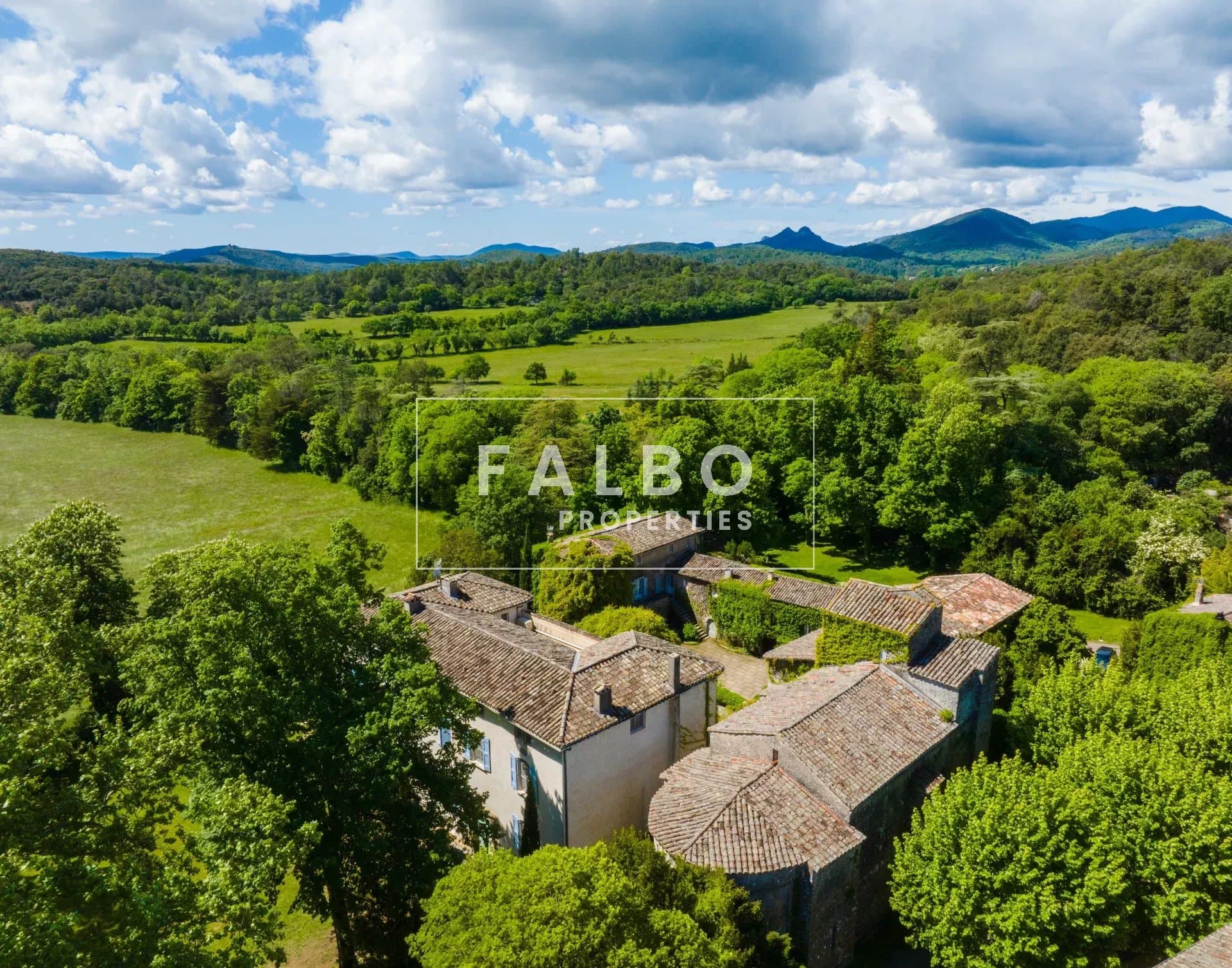 Historic Manor House With Wellness Retreats And Scenic Views 3