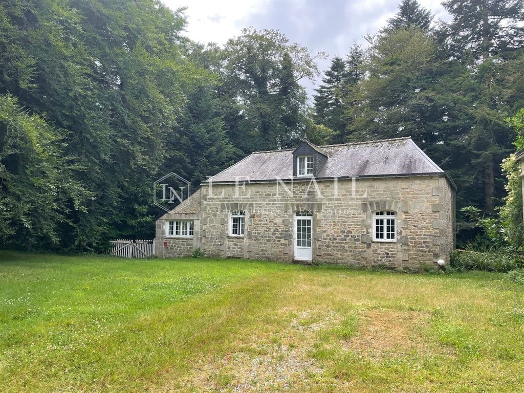 Stunning Louis XVI Château with Wellness Facilities and Equestrian Amenities — Château for sale in Brittany, France