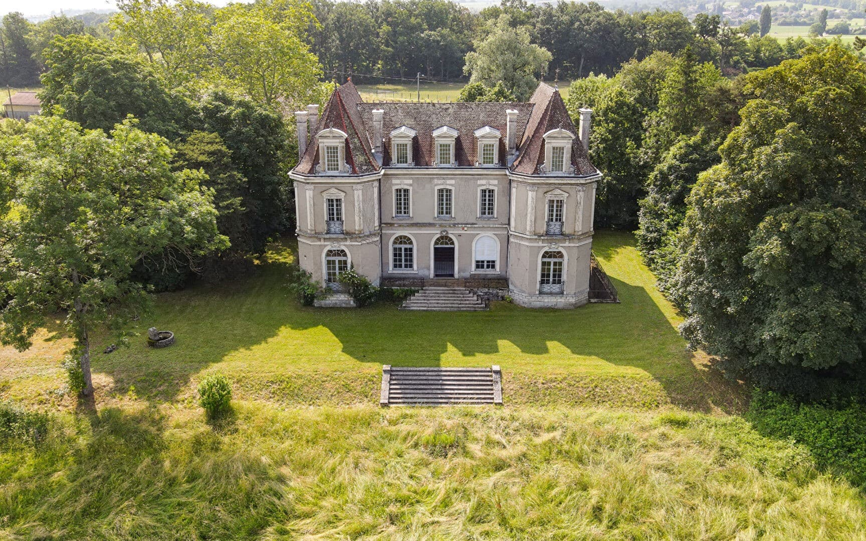 Château d'Humilly 40000 Sqm 10 Bedrooms 2