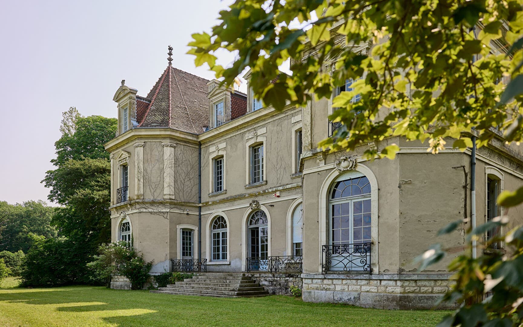 Château d'Humilly 40000 Sqm 10 Bedrooms 3