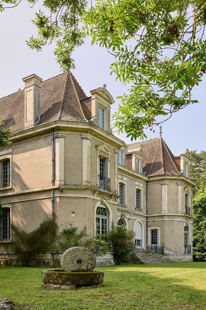 Château d'Humilly 40000 Sqm 10 Bedrooms 2