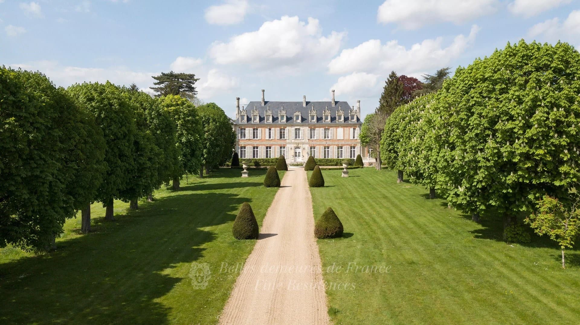 Exceptional Louis XIII Style Castle Set Within 21 Hectares of Enclosed Grounds 2