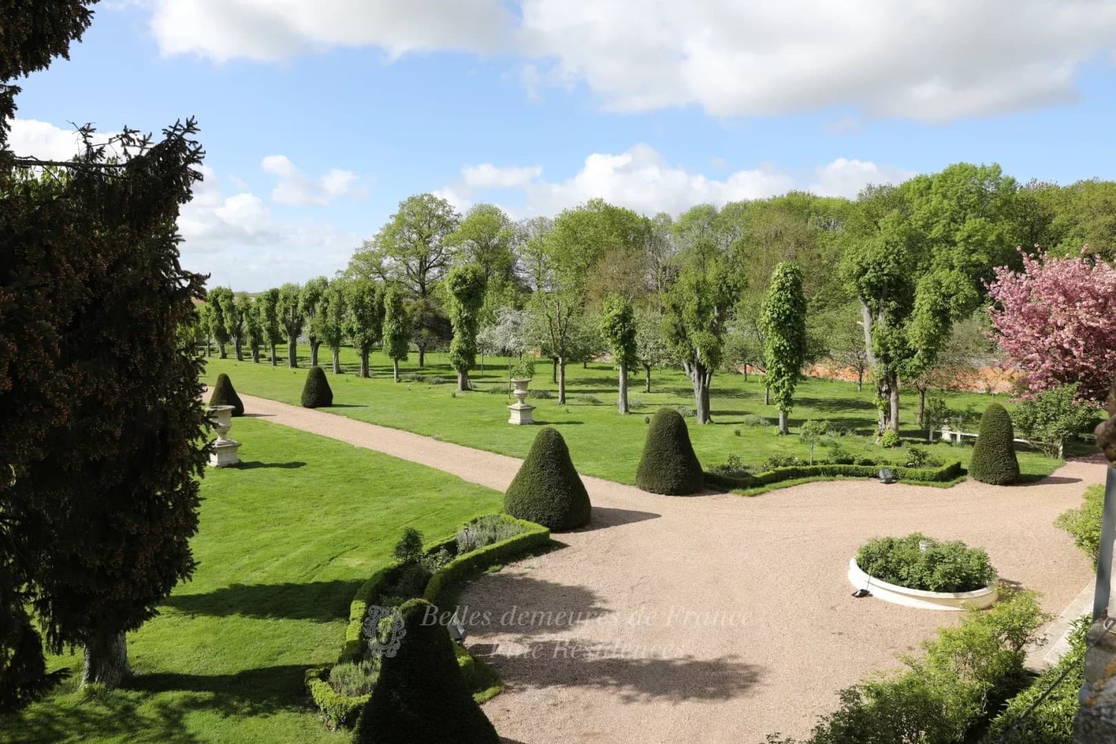 Exceptional Louis XIII Style Castle Set Within 21 Hectares of Enclosed Grounds 4