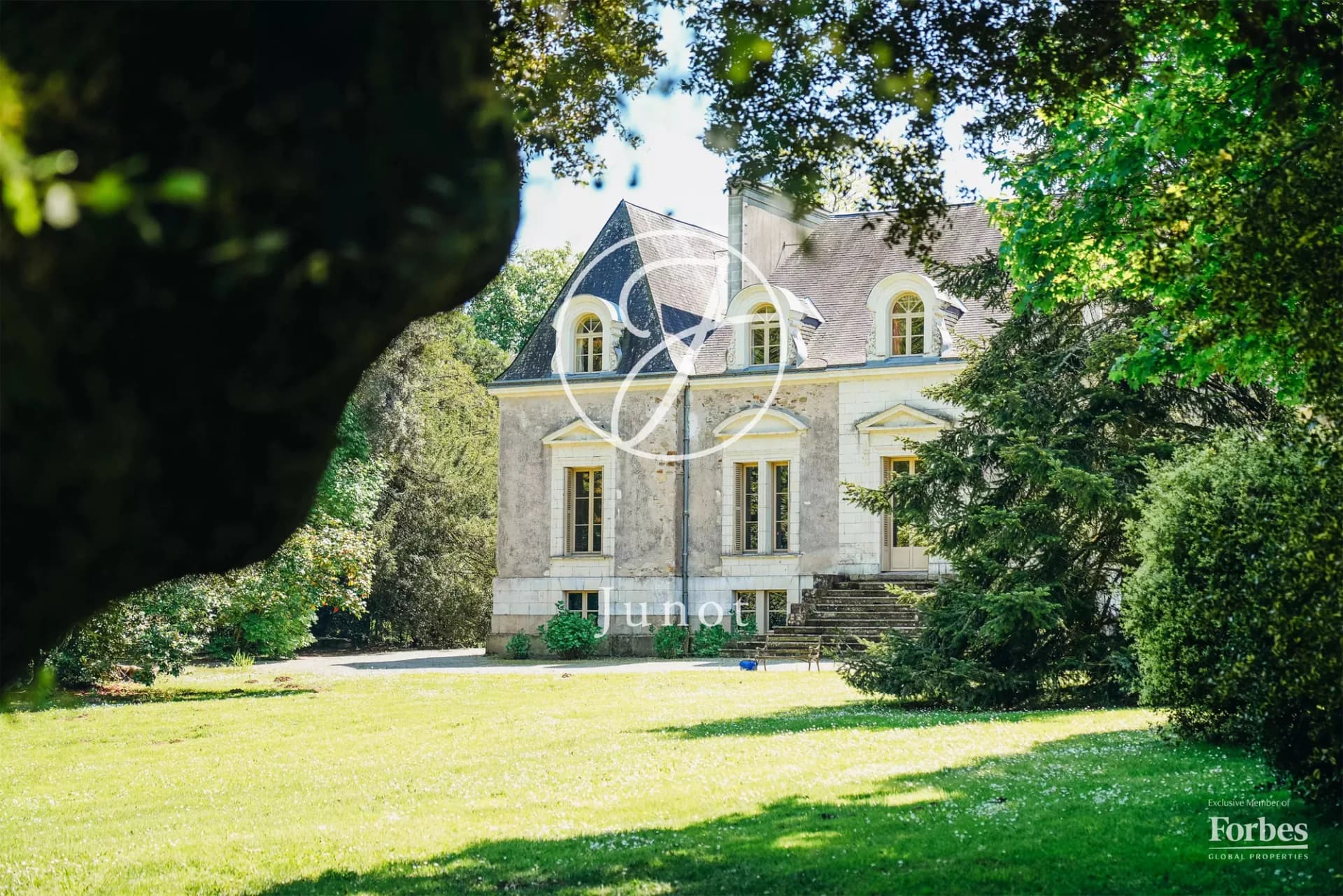 Château de la Chauffetière 403.0 Sqm 10 Bedrooms 2