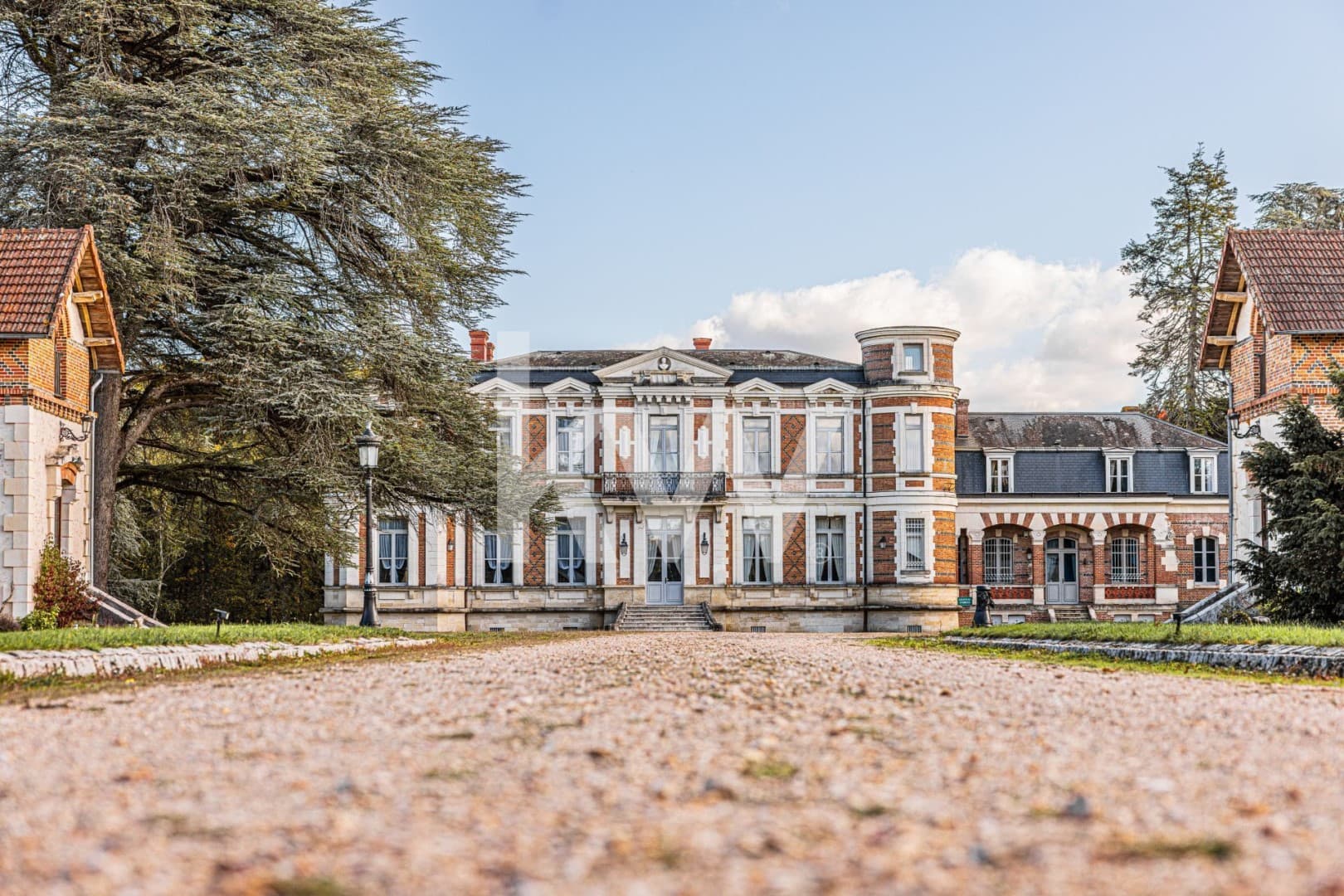 Spacious Castle With 20 Bedrooms And 10 Bathrooms — in Centre-Val de Loire, France