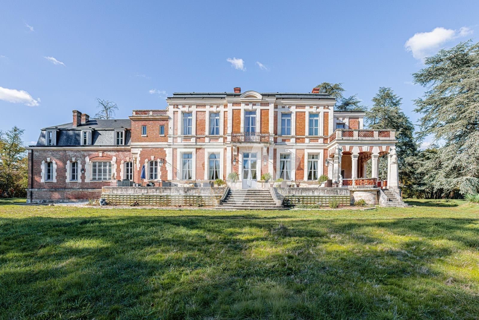 Spacious Castle With 20 Bedrooms And 10 Bathrooms 3