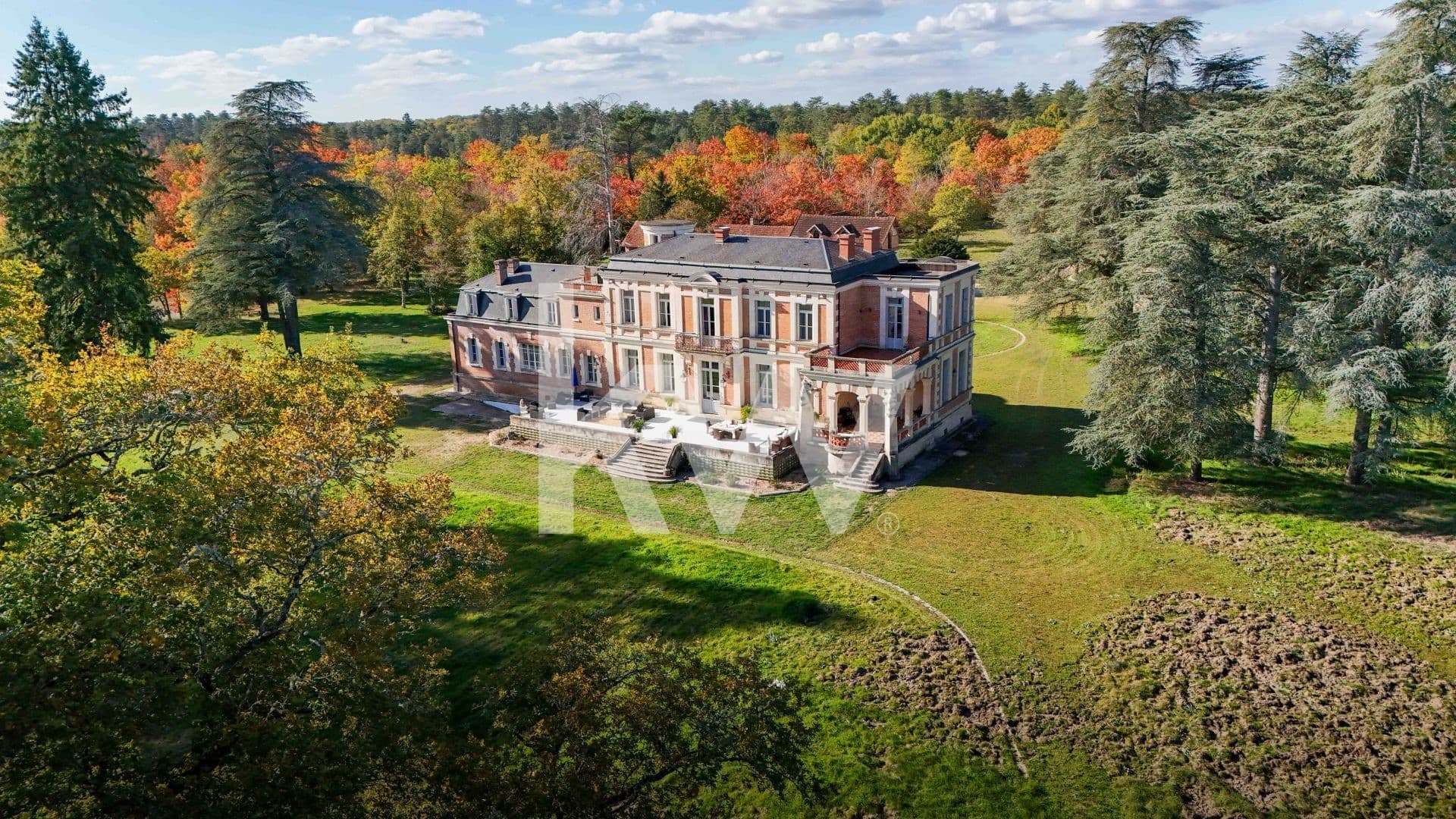 Spacious Castle With 20 Bedrooms And 10 Bathrooms 4