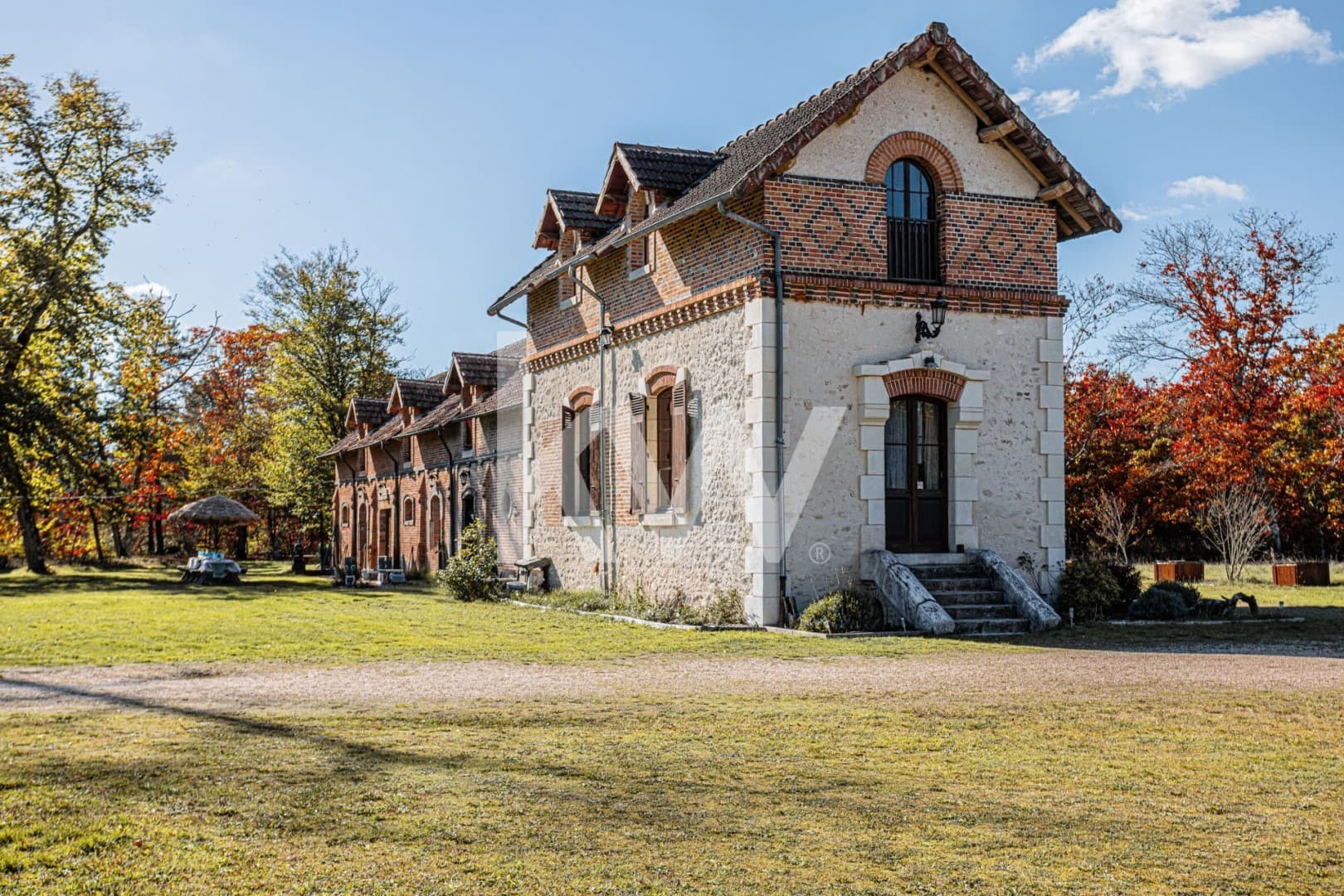 Spacious Castle With 20 Bedrooms And 10 Bathrooms 4