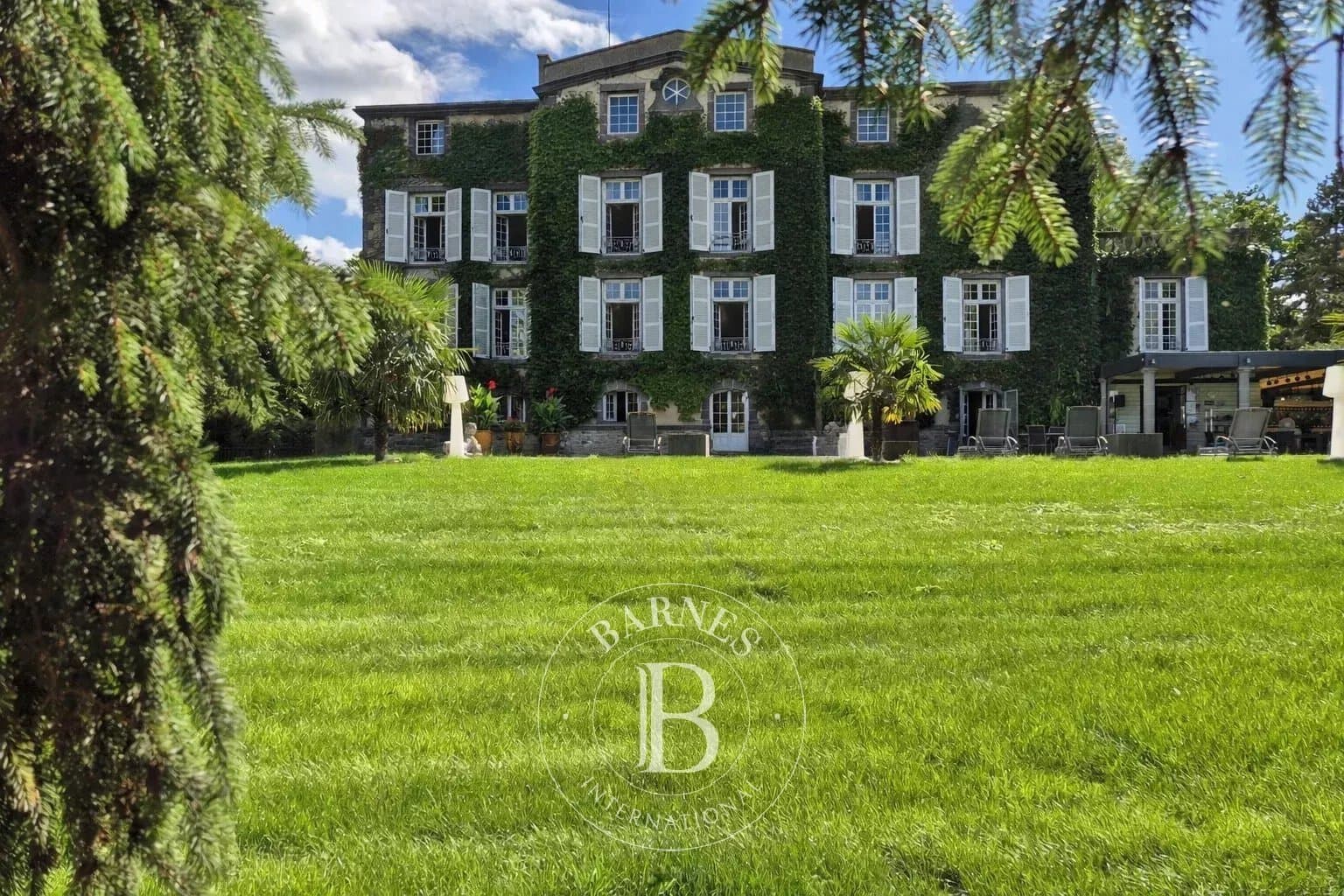 Elegant 18th Century Château With Extensive Grounds And Event Facilities