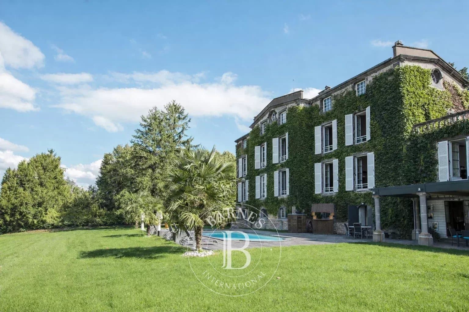 Elegant 18th Century Château With Extensive Grounds And Event Facilities 4