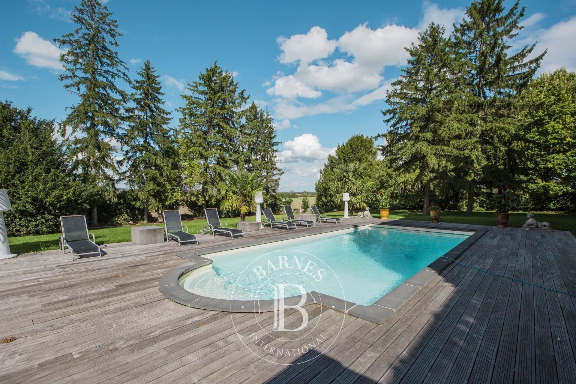 Elegant 18th Century Château With Extensive Grounds And Event Facilities 3