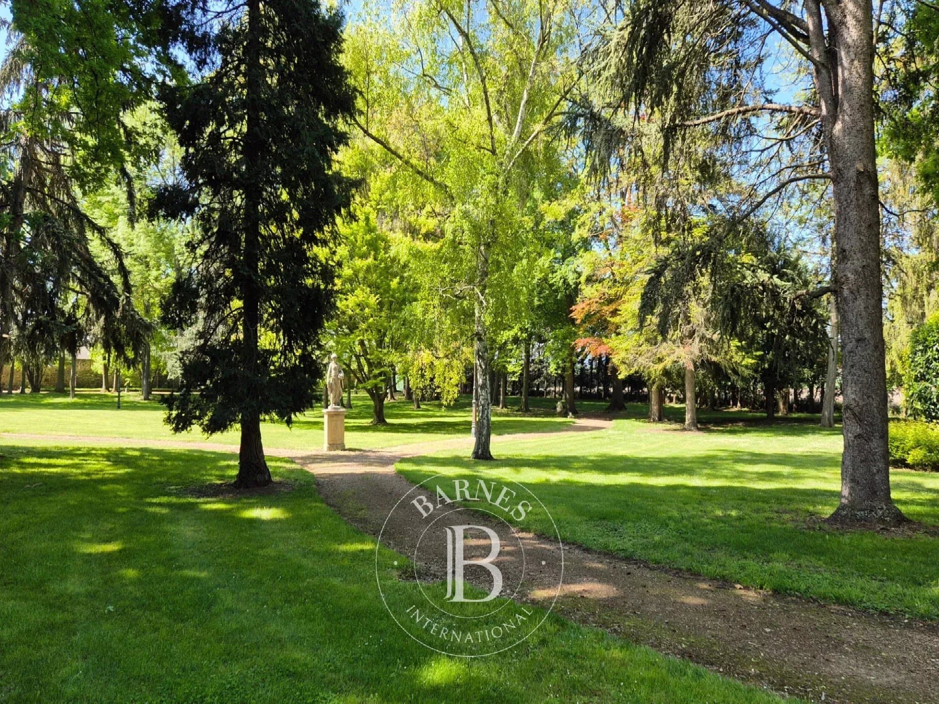 Elegant 18th Century Château With Extensive Grounds And Event Facilities 5